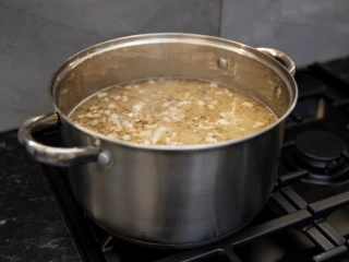 Gotujący się barszcz biały