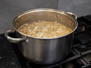 Zupa zalewajka w gotująca się w garnku