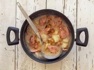 Zupa zalewajka z kiełbasą