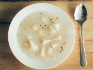 Biały talerz z zalewajką