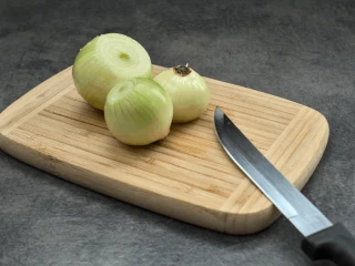 Obrana cebula na drewnianej desce