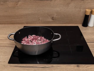 Pokrojone mięso w głębokim garnku