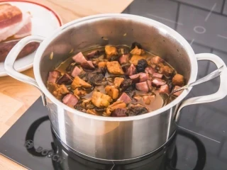 Bigos myśliwski duszący się w garnku