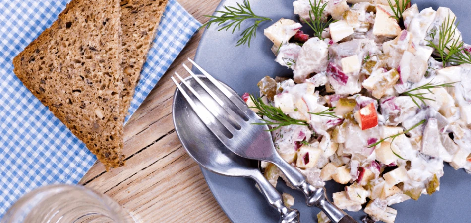 Sałatka śledziowa z jajkiem