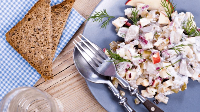 Sałatka śledziowa z jajkiem