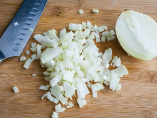 Pokrojona cebula na drewnianej desce
