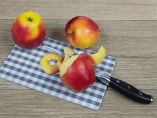 Obierane jabłka na desce w kratkę