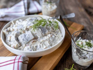 Sałatka śledziowa w białej misce