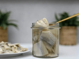 Śledzie w oleju z cebulą w słoiku