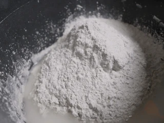 Mąka z olejem i wodą w szklanej misce