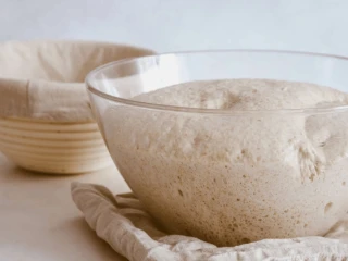 Rozczyn drożdżowy w szklanej misce