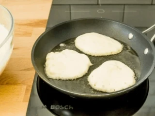 Racuchy smażące się na patelni