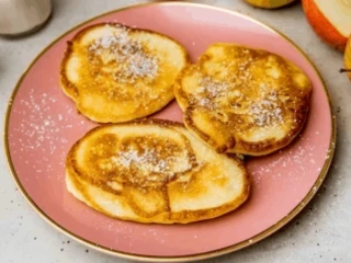 Usmażone racuchy na różowym talerzu