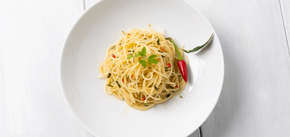 Spaghetti aglio olio e peperoncino na ostro