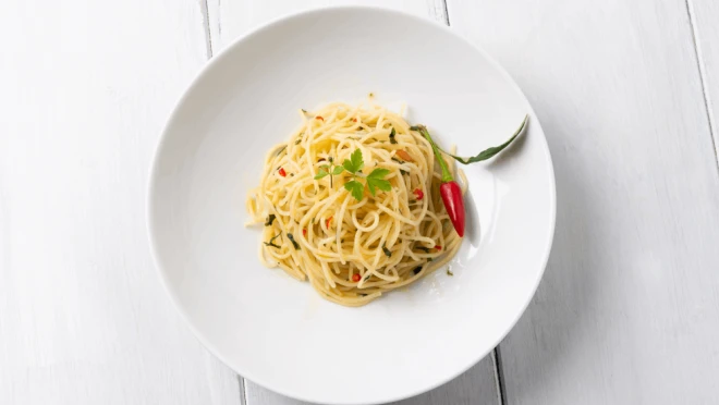 Spaghetti aglio olio e peperoncino na ostro