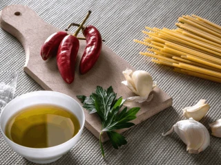 Składniki na spaghetti aglio olio e peperoncino