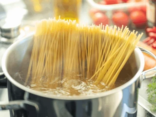 Gotowanie makaronu spaghetti