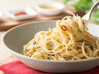Spaghetti aglio olio e peperoncino