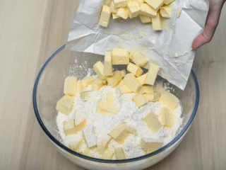 Masło wrzucane do mąki