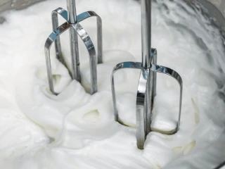 Ubita na sztywno piana z białek