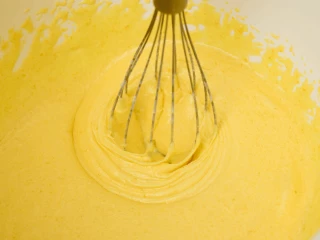 Żółtka utarte z cukrem