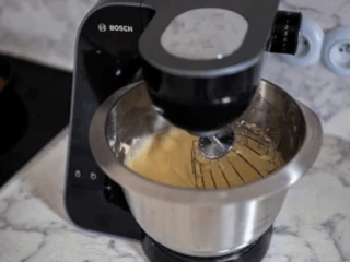 Masa na sernik ucierana w robocie kuchennym