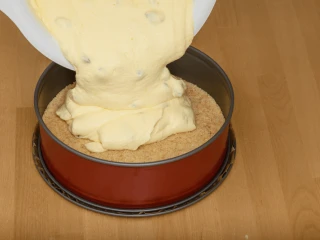 Masa serowa wylewana na podpieczony spód