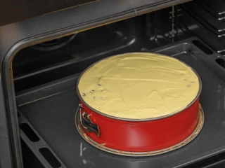 Sernik wstawiony do piekarnika
