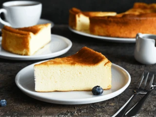 Kawałek sernika podany na białym talerzyku