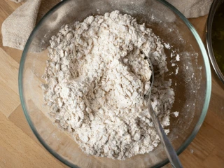 Szklana miska z mąką i proszkiem do pieczenia