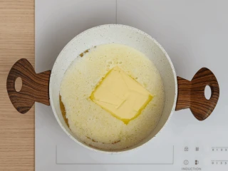 Rozpuszczające się masło z wodą w rondelku