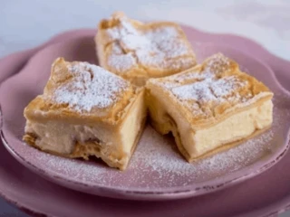 Trzy kawałki karpatki podane na różowym talerzu