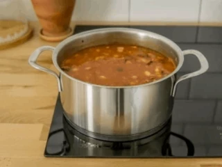 Fasolka po bretońsku gotująca się w garnku