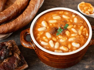 Fasolka po bretońsku z kiełbasą i boczkiem