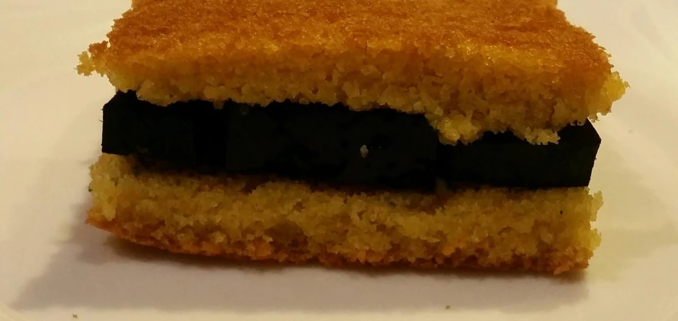 Szybki chlebek kukurydziany z ciepłą galaretką z czarnej marchwi