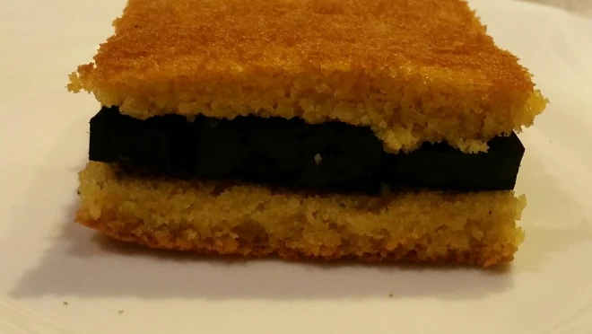 Szybki chlebek kukurydziany z ciepłą galaretką z czarnej marchwi