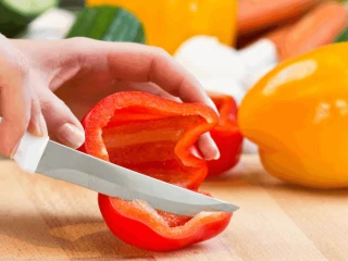 Zbieżnie na osobę krojącą paprykę
