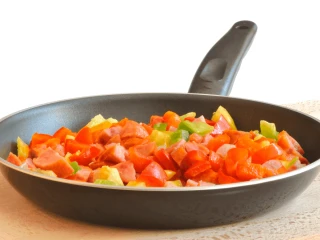 Pokrojone warzywa na patelni