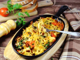 Zapiekanka makaronowa z kurczakiem i warzywami