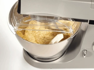 Ciasto ucierane w misie robota kuchennego