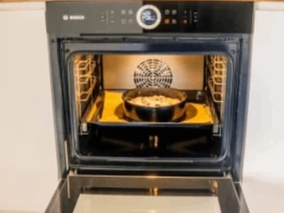 Tortownica z ciastem ucieranym z truskawkami w piekarniku