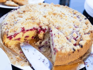 Ciasto ucierane z truskawkami i kruszonką