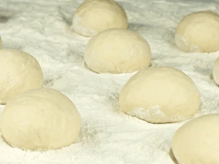 Uformowane okrągłe drożdżowe bułeczki