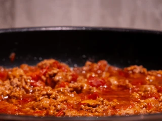 Gotujący się sos bolognese
