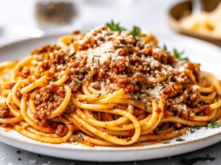 Spaghetti bolognese podane na białym talerzu
