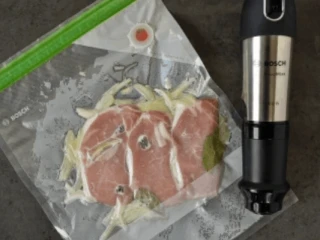 Schabowe z cebulą, mlekiem i przyprawami w pojemniku vaccum