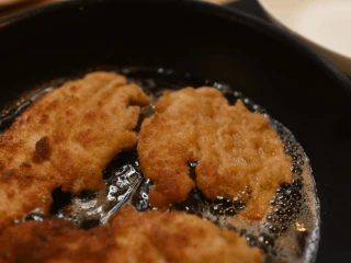 Smażące się na patelni kotlety schabowe