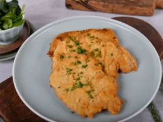 usmażony kotlet schabowy na szarym talerzu