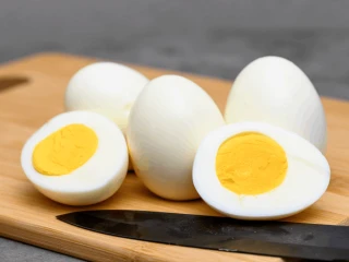 Ugotowane na twardo jajka pokrojone na połówki