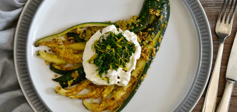 Cukinia w panko z gremolatą i burratą